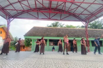 Senam anak Indonesia hebat membangun kebersamaan warga sekolah