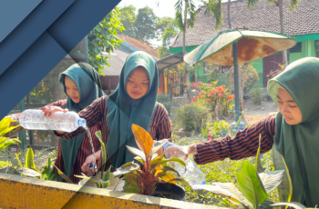 Menjaga Aksi Hijau di Tengah Kemarau: Program “Satu Siswa, Satu Botol Air” di SMPN 1 Puncu