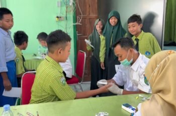 Sehat Sejak Dini, SMPN 1 Puncu Bersama Puskesmas Gelar Cek Kesehatan Siswa