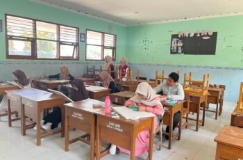 Wadahi Bakat Seni, Kegiatan Kokurikuler SMPN 1 Puncu Diwarnai Aksi Lomba Poster